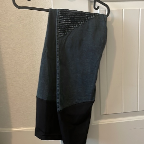 NWOT Billie Jean Moto maternity leggings by Preggo Leggings. Size XL. Dark blue. - Picture 2 of 3